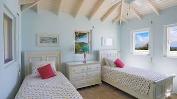 3 makuuhuonetta, tallelokero huoneessa, työpöytä, silitysrauta/-lauta