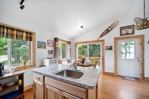 大型冷蔵庫、電子レンジ、オーブン、コンロ