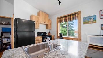 Full-size fridge, microwave, oven, stovetop