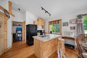 大型冷蔵庫、電子レンジ、オーブン、コンロ