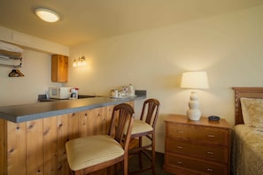 Suite – junior | Eget kjøkken | Kjøleskap, mikrobølgeovn og kaffetrakter/tekoker