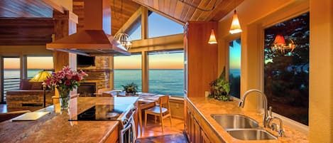 Penthouse | Cocina privada | Refrigerador, microondas y cafetera y tetera