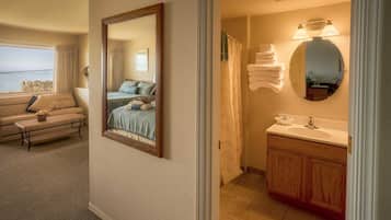Suite, 2 camas Queen size, patio | Baño | Regadera tipo lluvia, amenidades de baño gratuitas, toallas