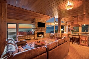 Penthouse | Beach/ocean view - Inn Of The Lost Coast (Shelter Cove)