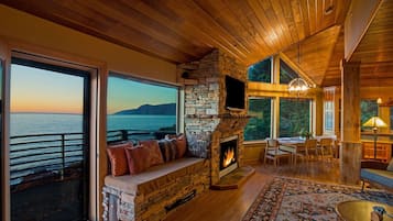 Penthouse | Living area | 40-inch TV with satellite channels