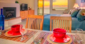 Premium Suite | Living area | 40-inch TV with satellite channels - Inn Of The Lost Coast (Shelter Cove)