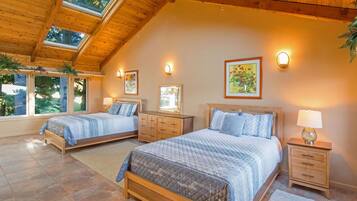 Penthouse | Iron/ironing board, free WiFi, bed sheets