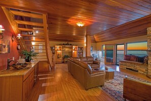 Living area - Inn Of The Lost Coast (Shelter Cove)