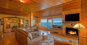 Penthouse | Living area | 40-inch TV with satellite channels - Inn Of The Lost Coast (Shelter Cove)