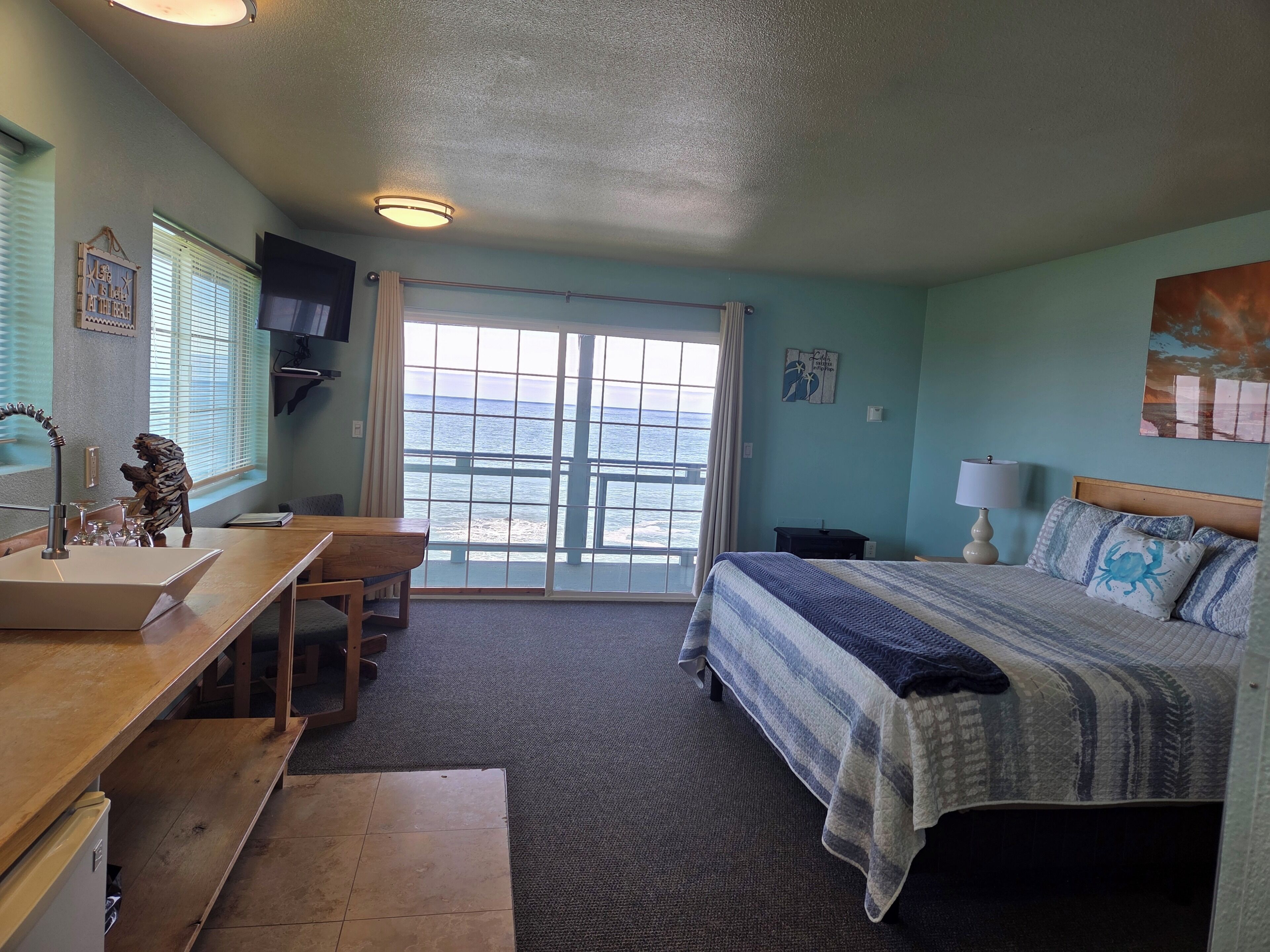 Iron/ironing board, free WiFi, bed sheets