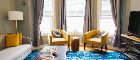 Fernseher, Bücher, Musikbibliothek, Stereoanlage