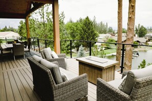 Property grounds - Waterfront Paradise Lodge: Private Dock, Pickleball, Volleyball, Fire pit nights (Post Falls)