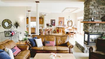 Smart TV, chimenea, libros y impresora