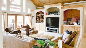 TV connectée, cheminée, livres, imprimantes