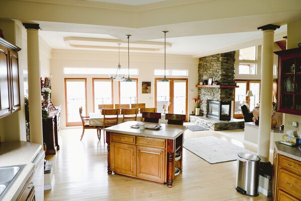 Interior - Waterfront Paradise Lodge: Private Dock, Pickleball, Volleyball, Fire pit nights (Post Falls)