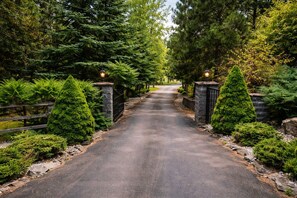 Property grounds - Waterfront Paradise Lodge: Private Dock, Pickleball, Volleyball, Fire pit nights (Post Falls)