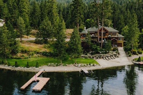 Waterfront Paradise Lodge: Private Dock, Pickleball, Volleyball, Fire pit nights