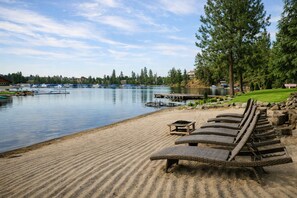 On the beach, sun loungers - Waterfront Paradise Lodge: Private Dock, Pickleball, Volleyball, Fire pit nights (Post Falls)