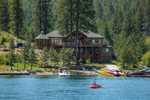Exterior - Waterfront Paradise Lodge: Private Dock, Pickleball, Volleyball, Fire pit nights (Post Falls)