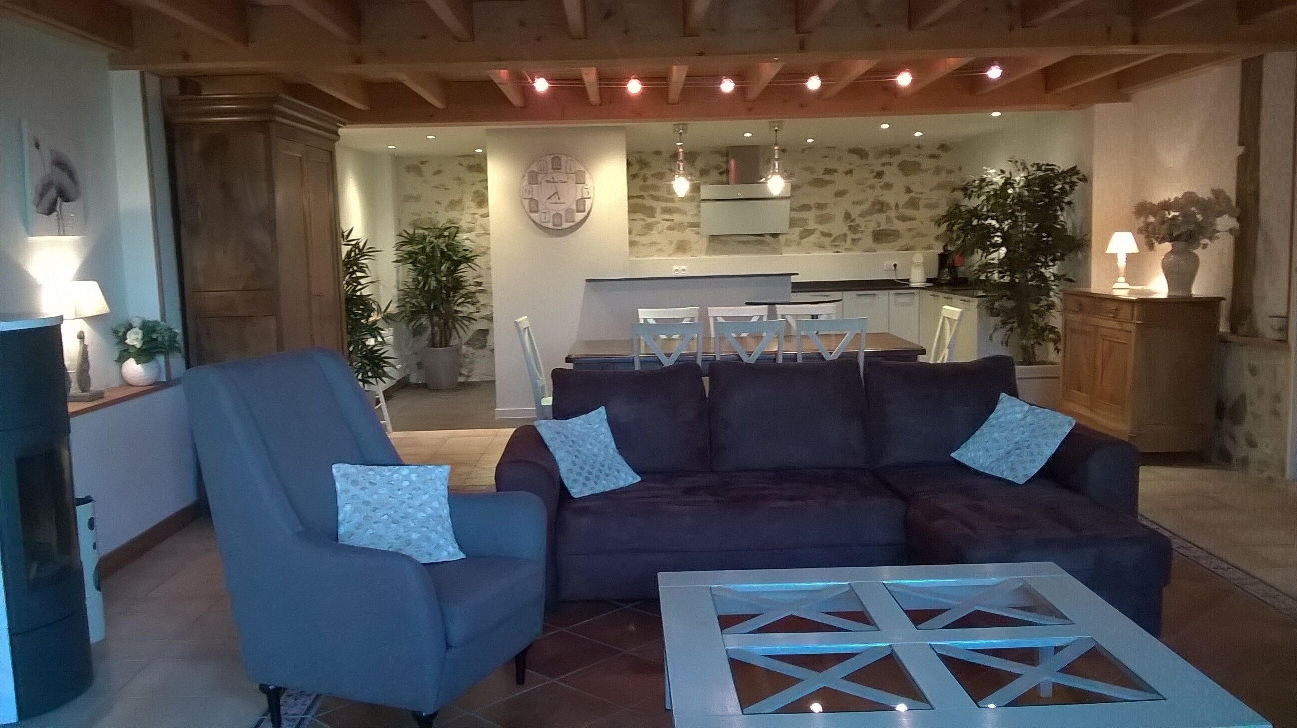 電視、DVD 播放機、乒乓球設施、音響