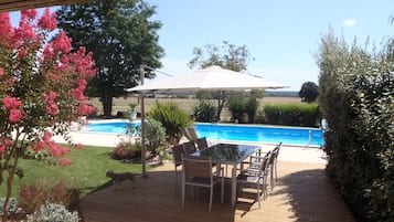 Een verwarmd zwembad