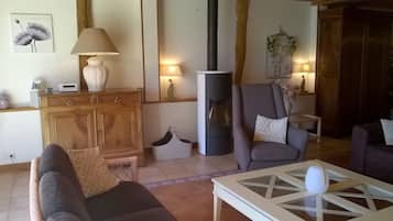 Televisie, een dvd-speler, een tafeltennistafel en een stereo