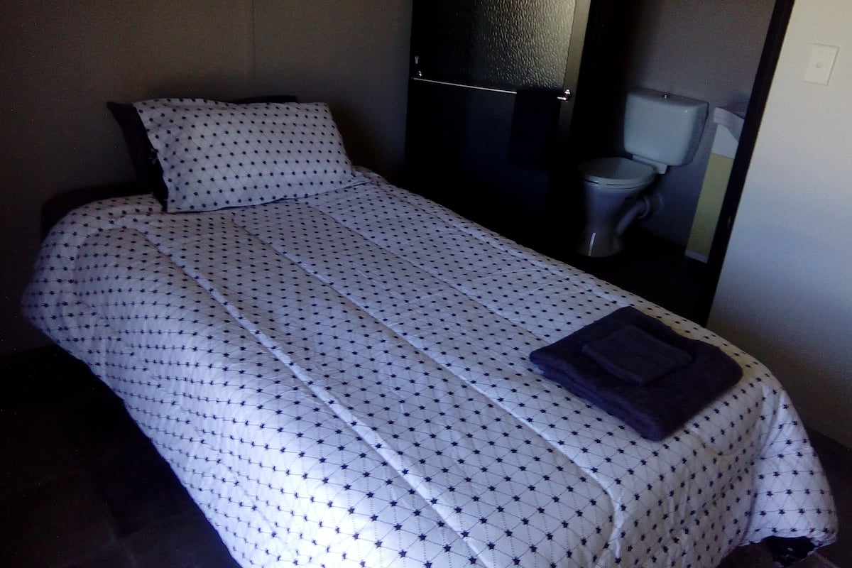 Single Room | Premium bedding, desk, iron/ironing board, free WiFi