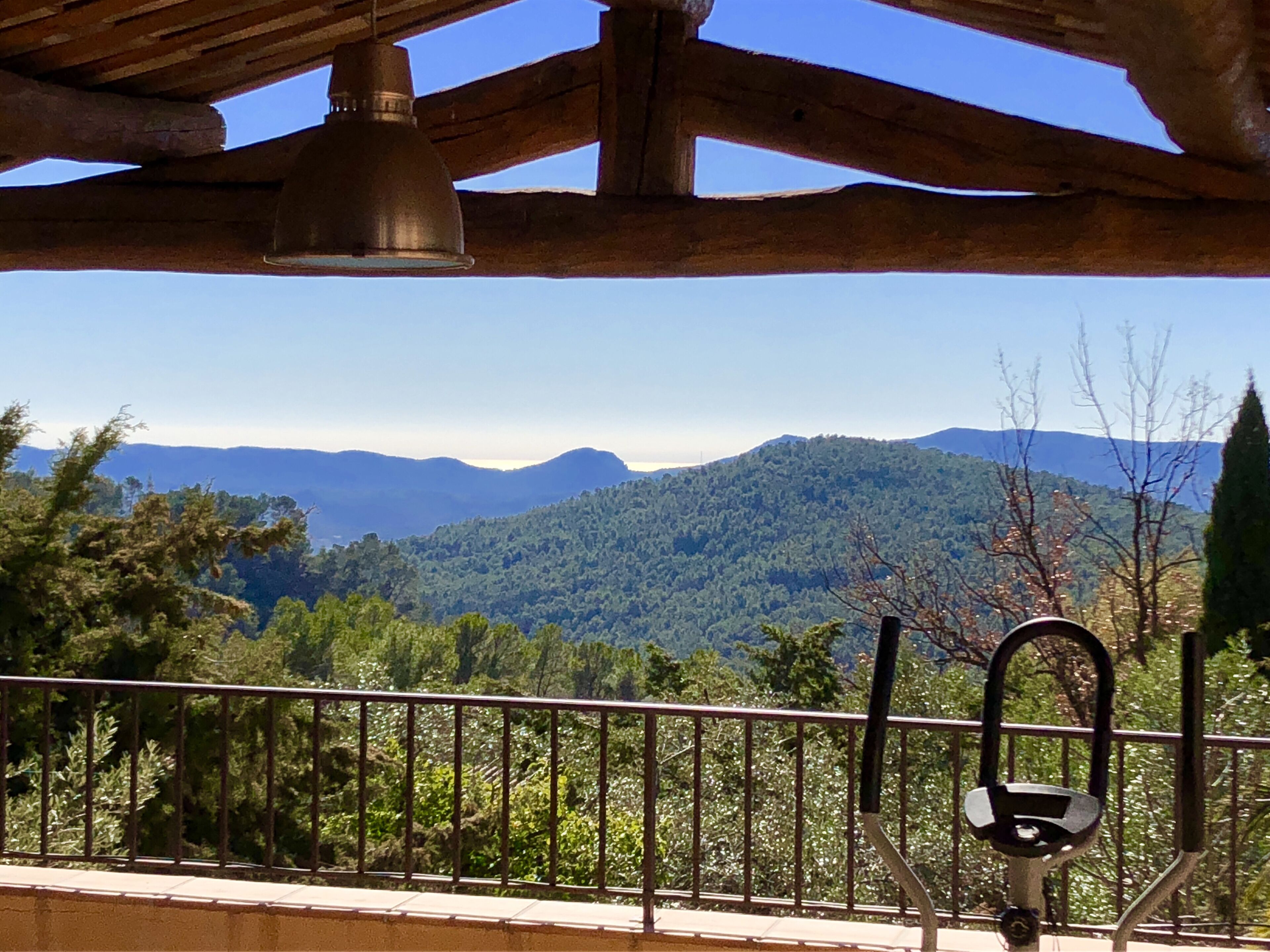 Un balcon donnant sur un paysage montagneux.