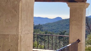 Un balcón con vistas a un paisaje montañoso.