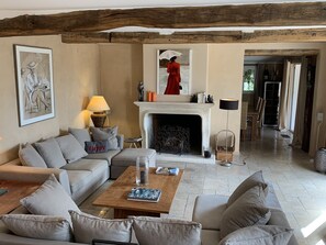 Una Smart TV, una chimenea, un reproductor de DVD