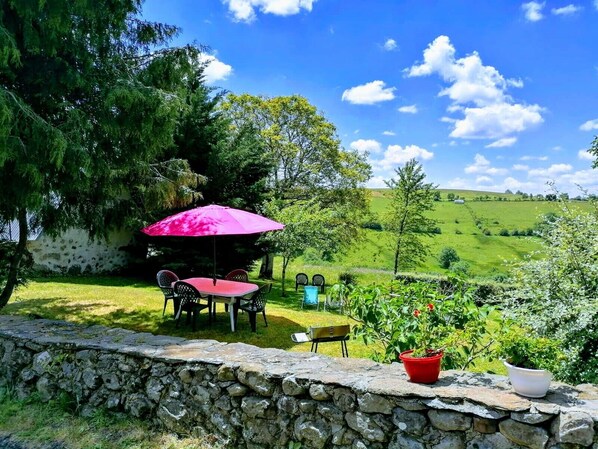 Outdoor dining - Cottage in Anglards de Salers, beds made on arrival! (Anglards-De-Salers)