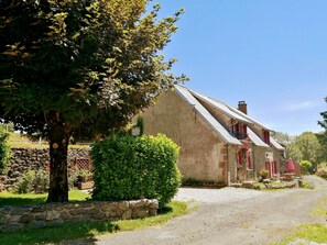 Exterior - Cottage in Anglards de Salers, beds made on arrival! (Anglards-De-Salers)