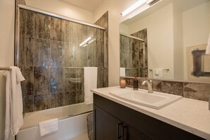 Badewanne, Haartrockner, Handtücher, Seife