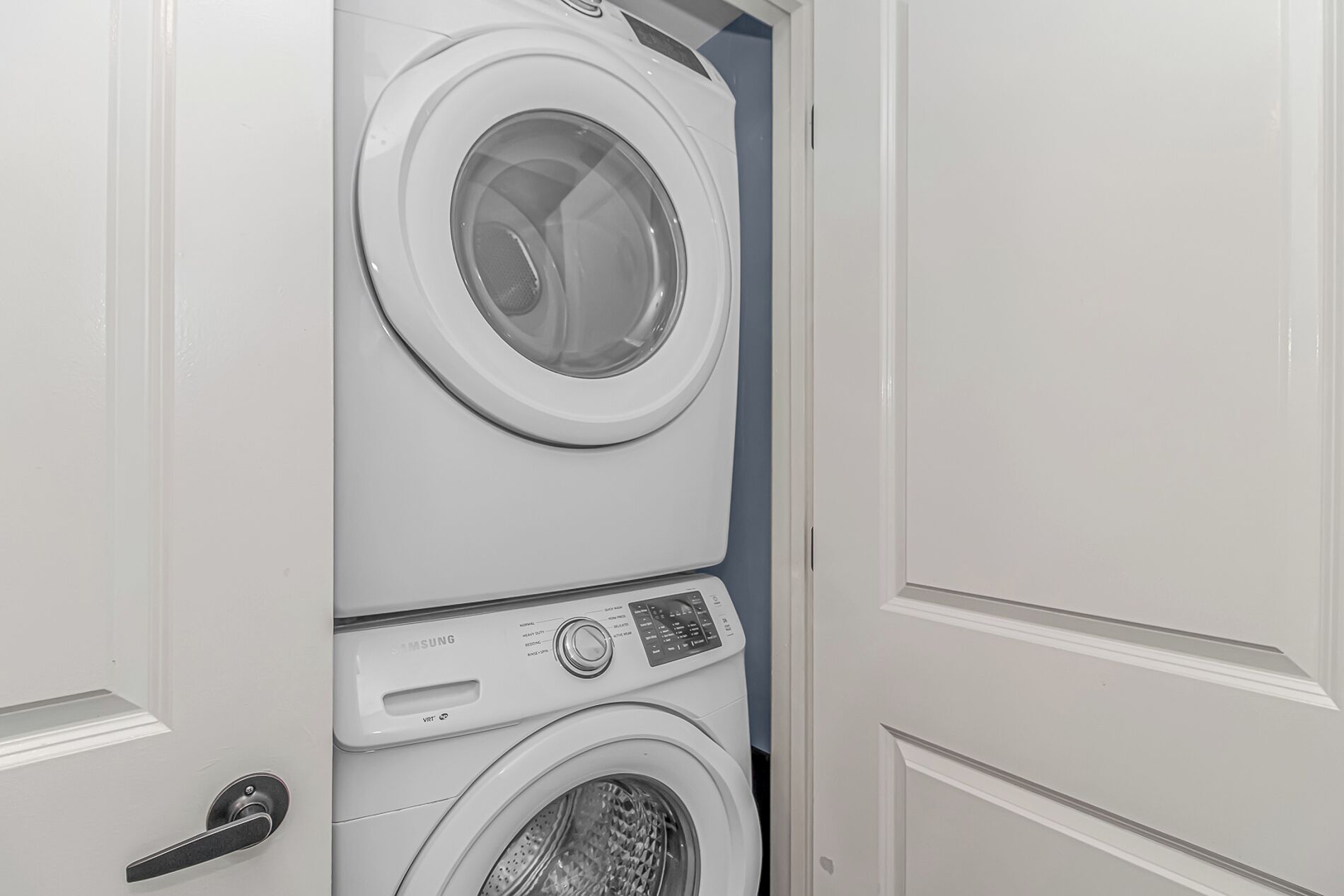 Una porta blanca amb una safata i una rentadora integrades.