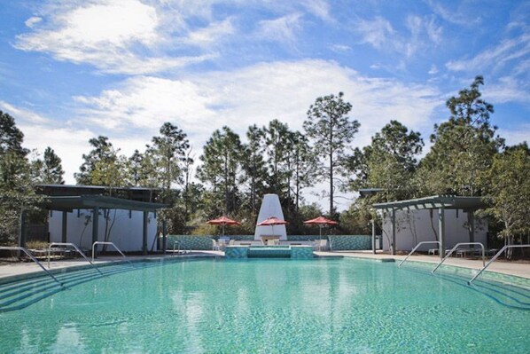 Una piscina al aire libre, una piscina climatizada