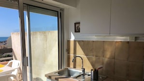 Private kitchen - 3-room apt with terrace, AC, parking in Cap d'Agde, near beach and shops (Cap d'Agde)