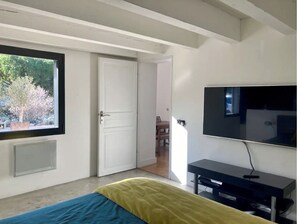 Fer et planche à repasser, lit parapluie, draps fournis