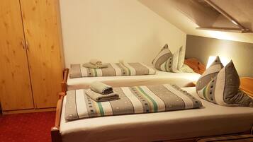 Setrika/meja setrika, tempat tidur lipat/tambahan, dan Wi-Fi gratis