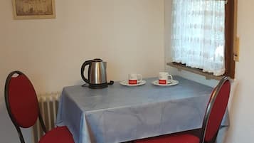 Mesin pembuat kopi/teh dan ketel listrik