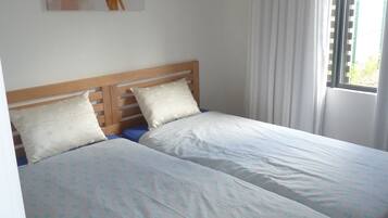 3 slaapkamers, een strijkplank/strijkijzer, internet, beddengoed