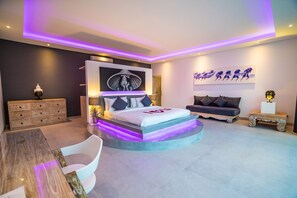 8 slaapkamers, een kluis op de kamer, een bureau