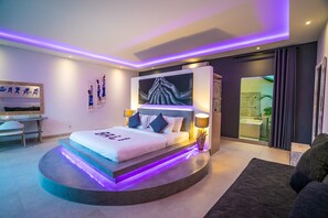 8 makuuhuonetta, tallelokero huoneessa, työpöytä, silitysrauta/-lauta