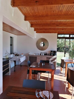 Daily full breakfast (ZAR 170 per person)