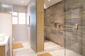 Habitació estàndard | Bany | Dutxa, capçal de dutxa tipus cascada i articles de tocador gratuïts 