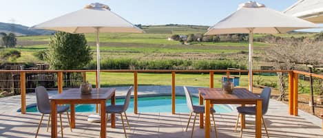 2 piscines extérieures, parasols de plage, chaises longues