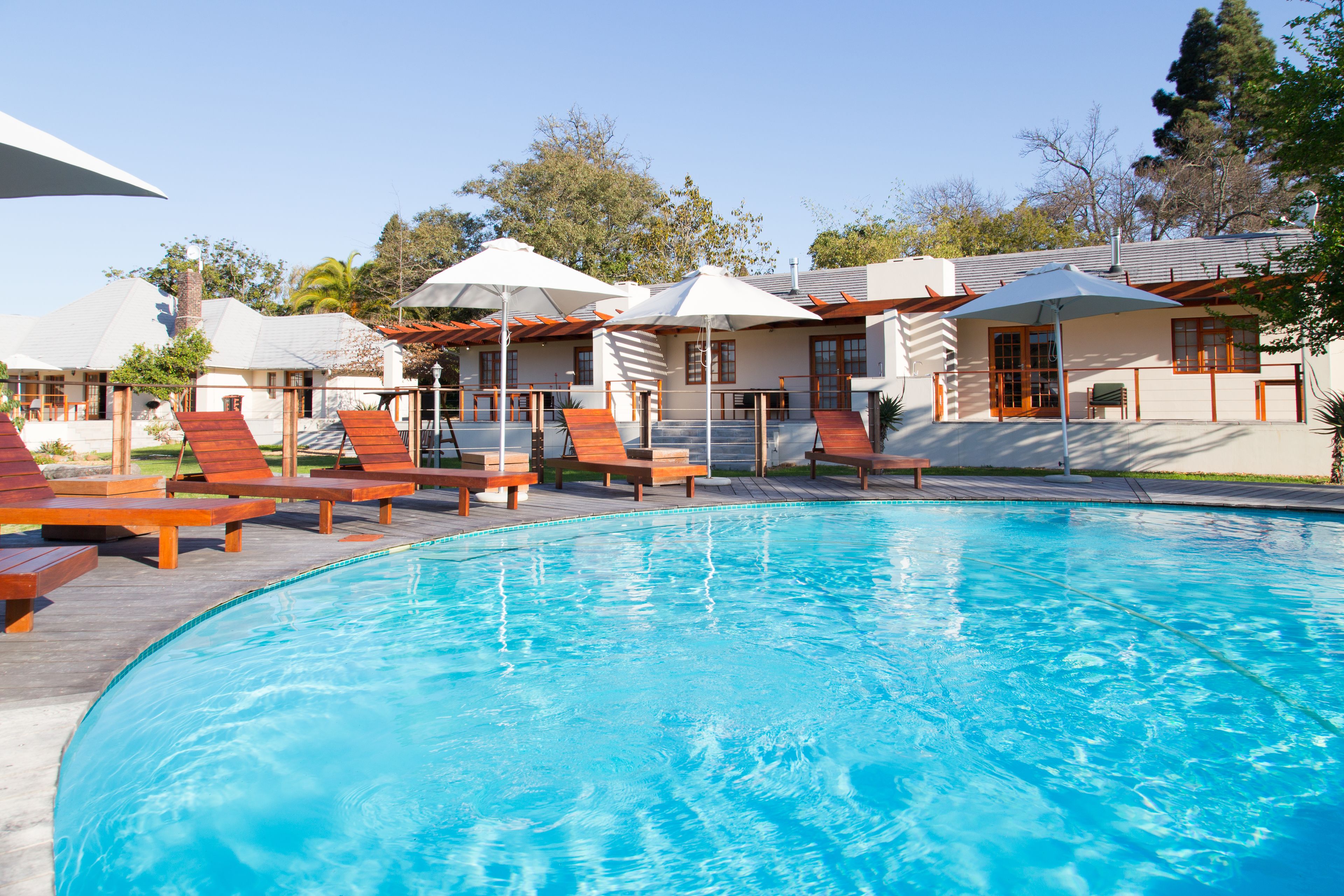 2 piscines extérieures, parasols de plage, chaises longues