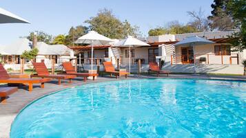 2 piscines extérieures, parasols de plage, chaises longues