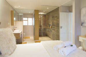 Protea: One-Bedroom Apartment | Dusche im Bad