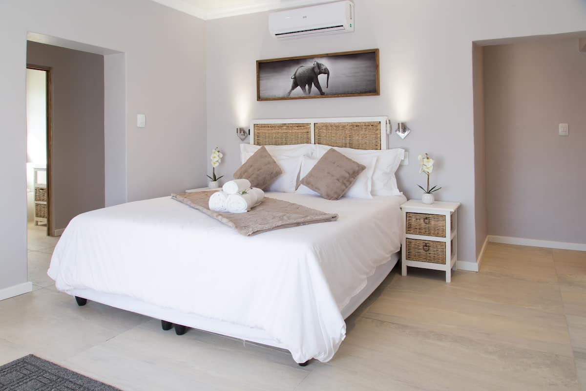Lavender : Erica Studio Room (11) | Premium bedding, iron/ironing board, WiFi (free), individually decorated