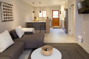 Lily: One-Bedroom Apartment | Área de sala de estar | Televisión de pantalla plana de 42 pulgadas con canales vía satélite 